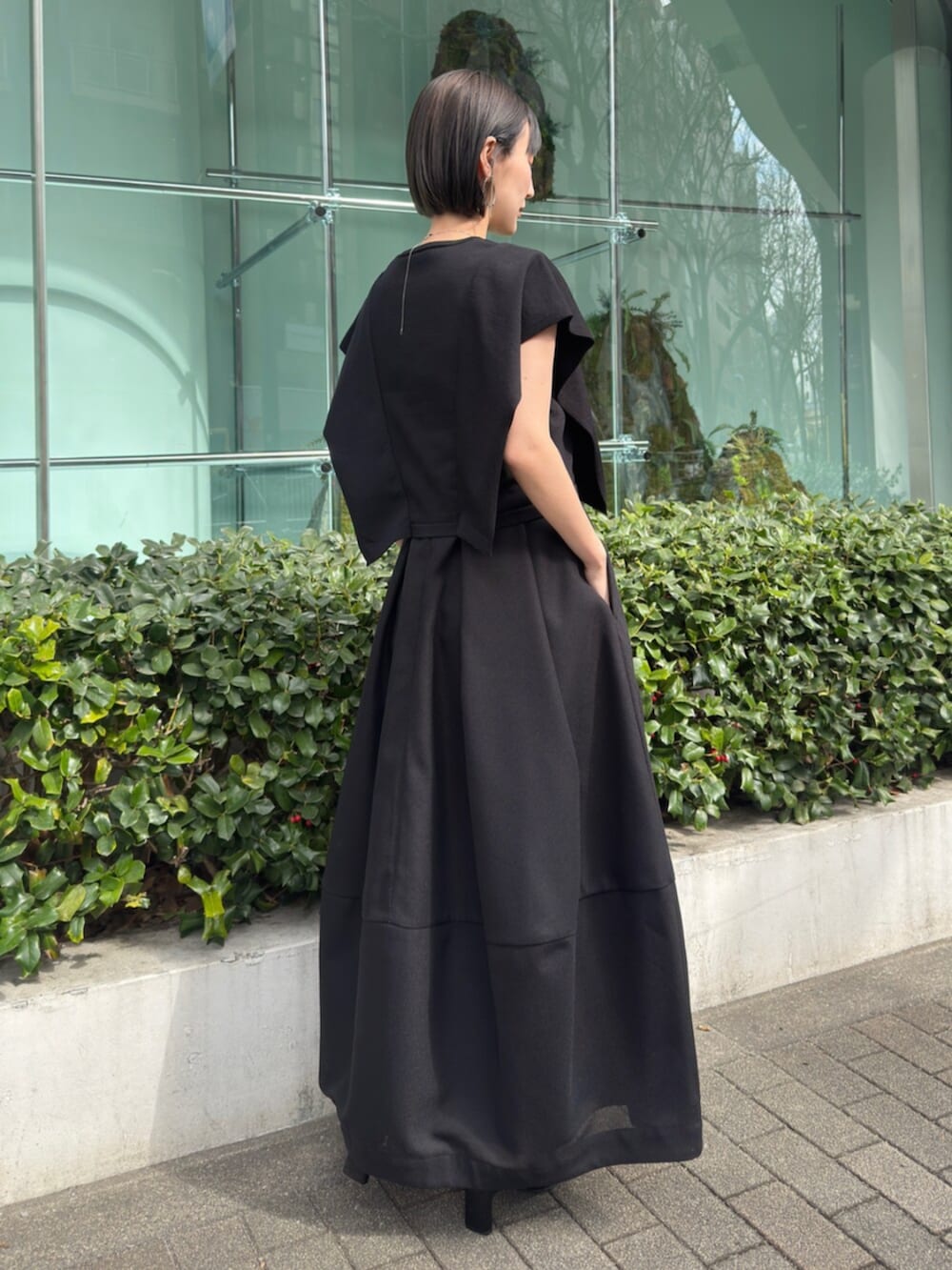 ブラック系のワンピースを着用したレディースの春コーディネートの3枚目の写真