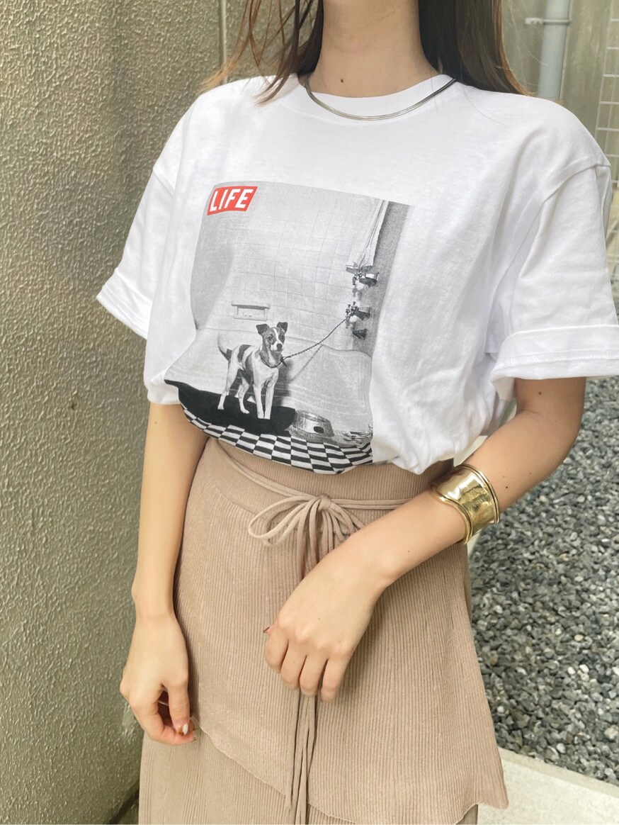 ホワイト系のスニーカー、ベージュ系のスカート、ホワイト系のTシャツ/カットソーを着用したレディースの春コーディネートの2枚目の写真