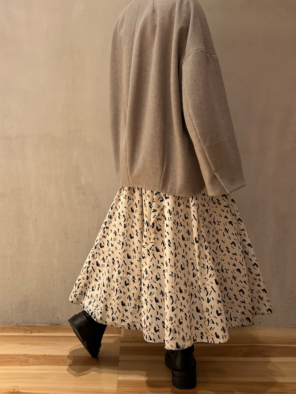 グレー系のステンカラーコート、その他のワンピースを着用したレディースの冬コーディネートの3枚目の写真