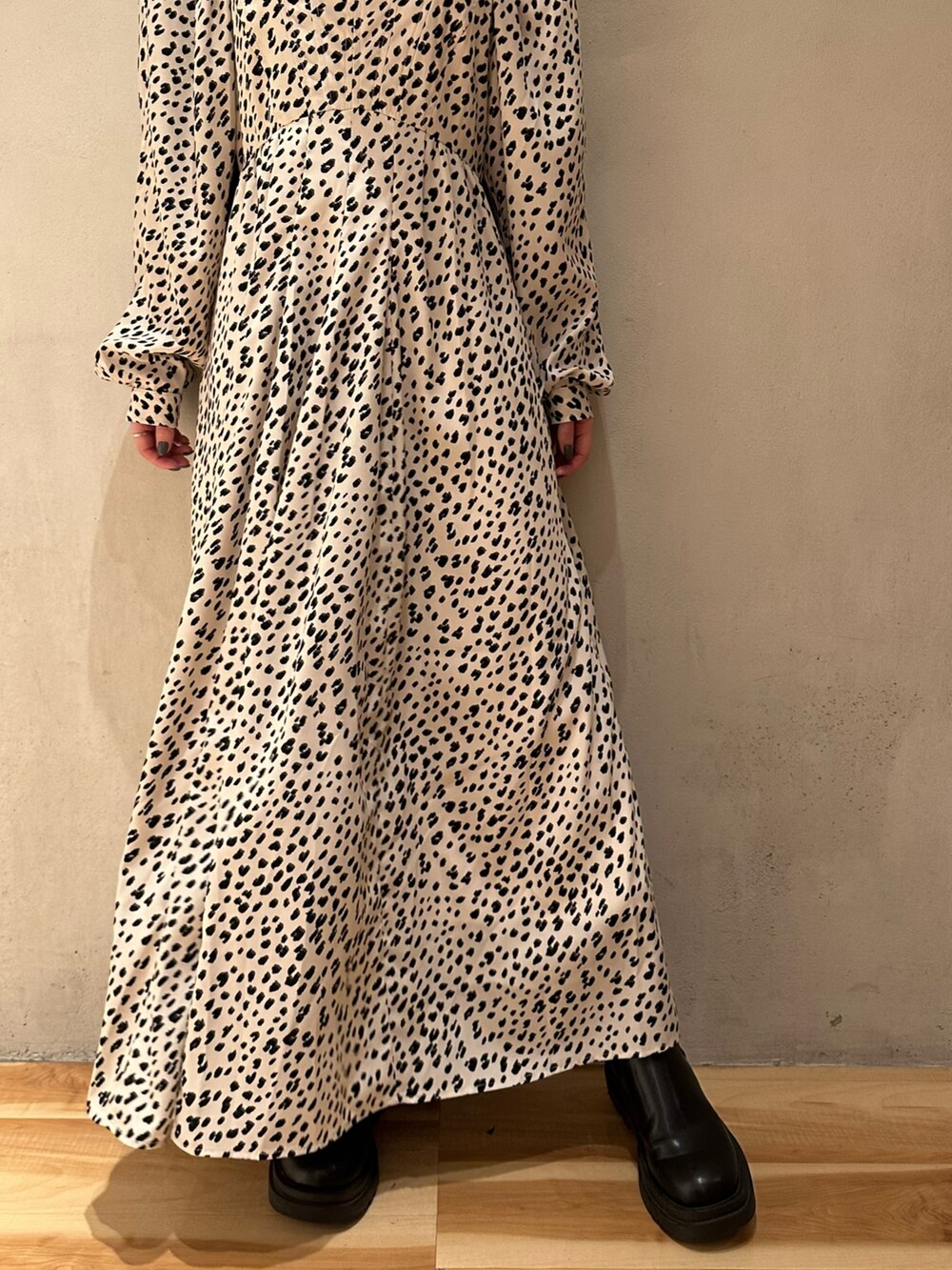 ベージュ系のブルゾン、その他のワンピースを着用したレディースの春コーディネートの7枚目の写真