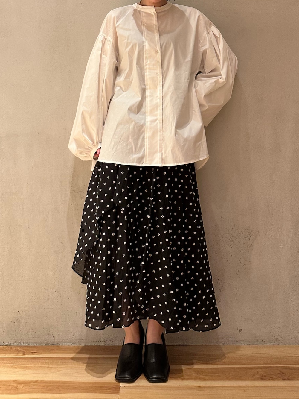 ホワイト系のシャツ/ブラウス、その他のスカート、ブラック系のパンプスを着用したレディースの春コーディネートの5枚目の写真