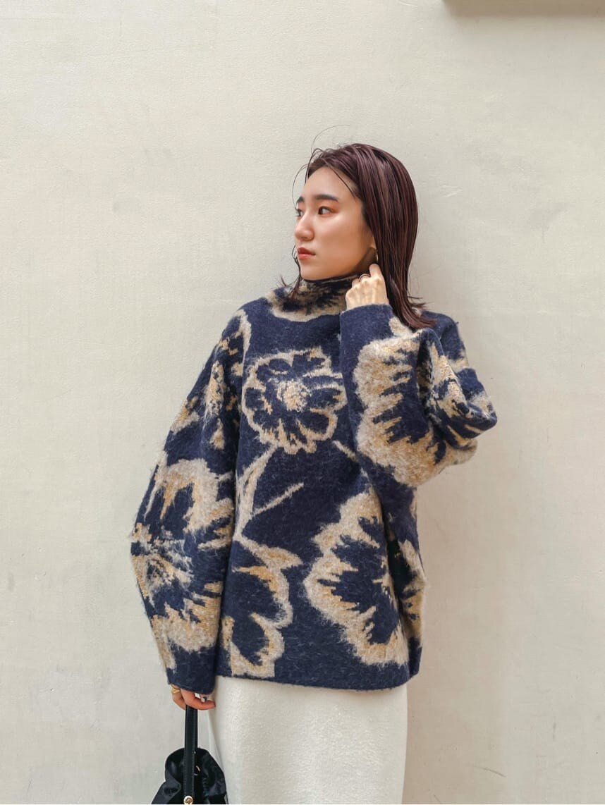 ブラック系のブーツ、グレー系のスカート、ブルー系のニット/セーターを着用したレディースの秋コーディネートの2枚目の写真