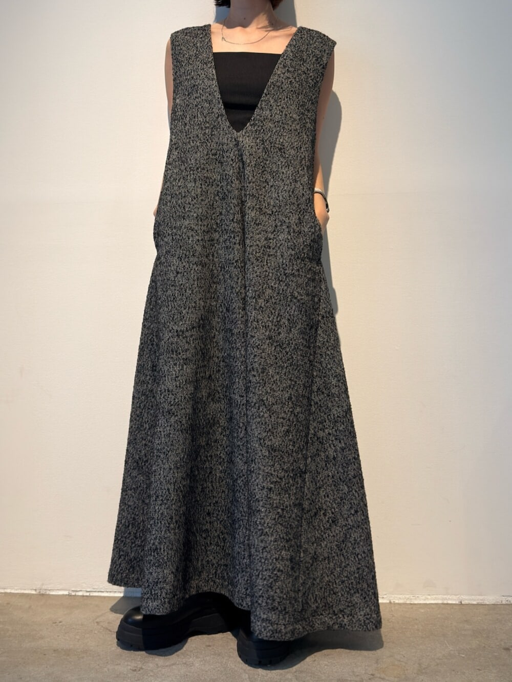 ブラック系のワンピース、グレー系のカーディガン/ボレロを着用したレディースの秋コーディネートの2枚目の写真