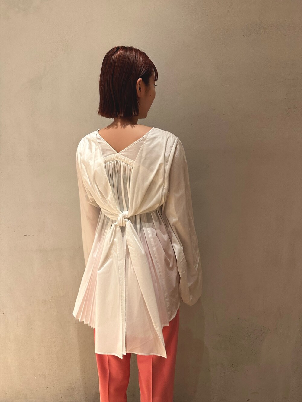 ブラック系のスニーカー、ピンク系のその他パンツ、ホワイト系のシャツ/ブラウスを着用したレディースの秋コーディネートの4枚目の写真