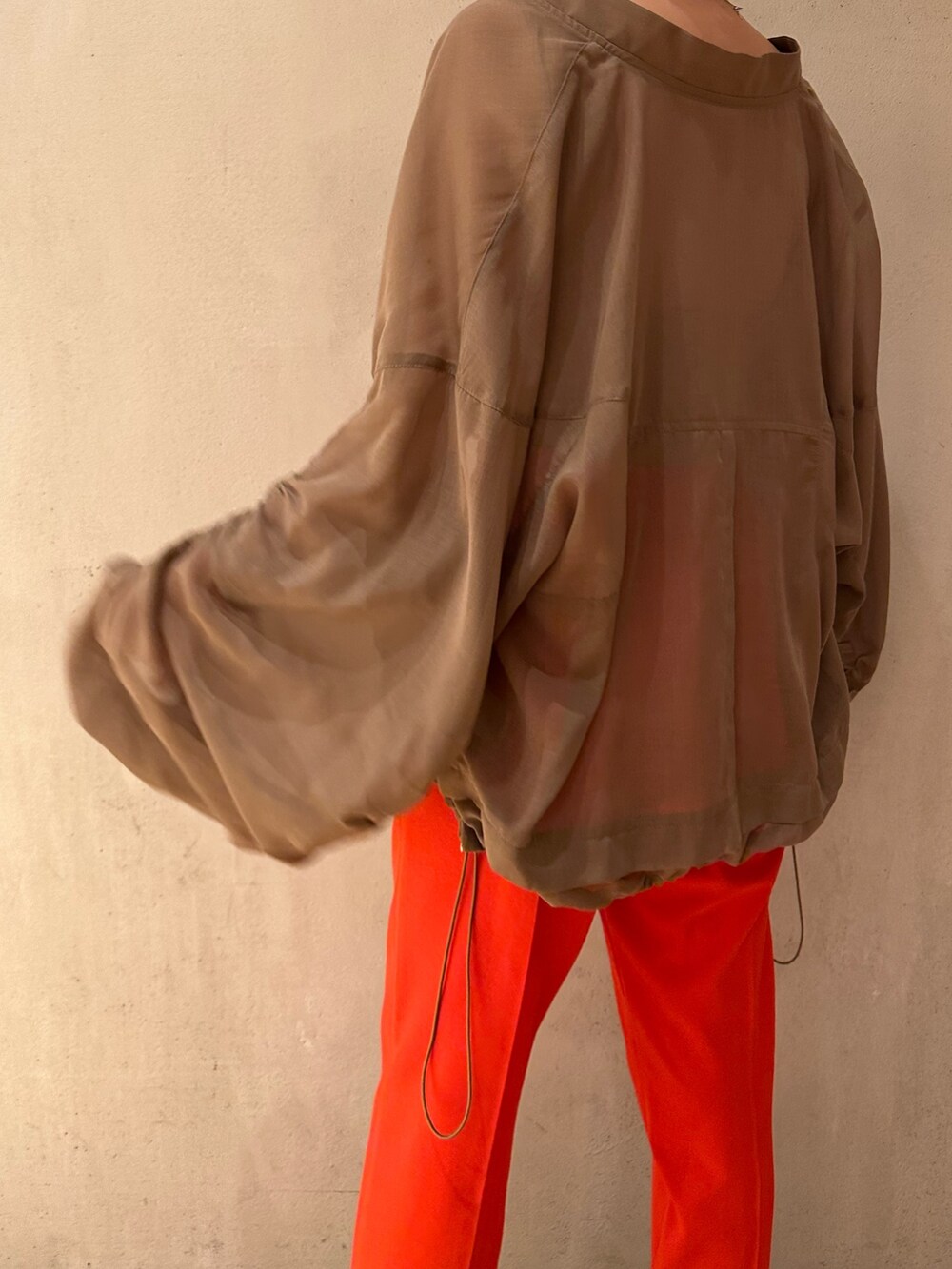 レッド系のその他パンツ、ベージュ系のタンクトップ、ブラウン系のブルゾンを着用したレディースの春コーディネートの9枚目の写真