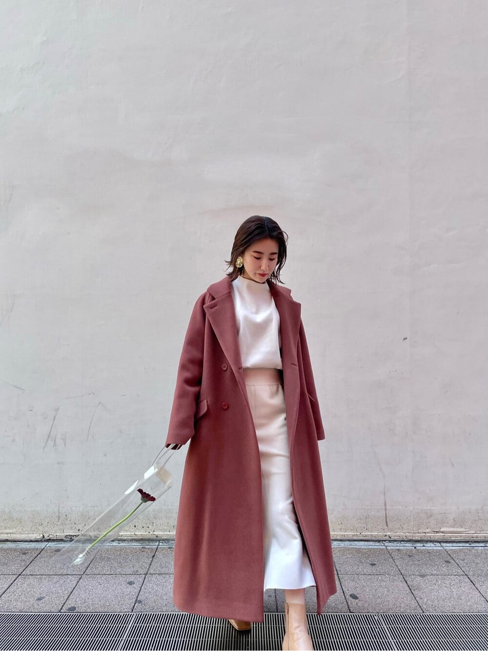 ベージュ系のその他シューズ、ホワイト系のスカート、ピンク系のその他アウターを着用したレディースの冬コーディネートの5枚目の写真