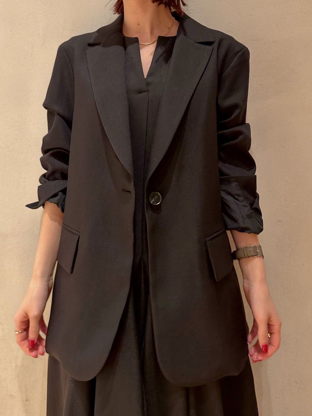 ブラック系のテーラードジャケット、ブラック系のワンピースを着用したレディースの冬コーディネートの4枚目の写真