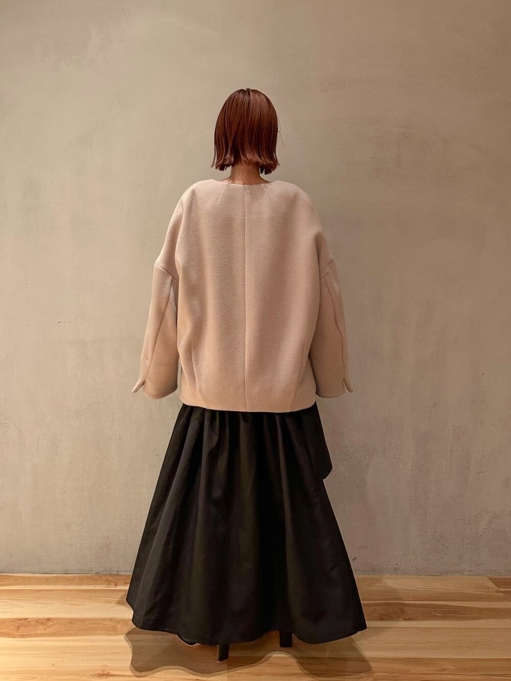 グレー系のカーディガン/ボレロ、ブラック系のスカート、ベージュ系のノーカラージャケットを着用したレディースの夏コーディネートの3枚目の写真