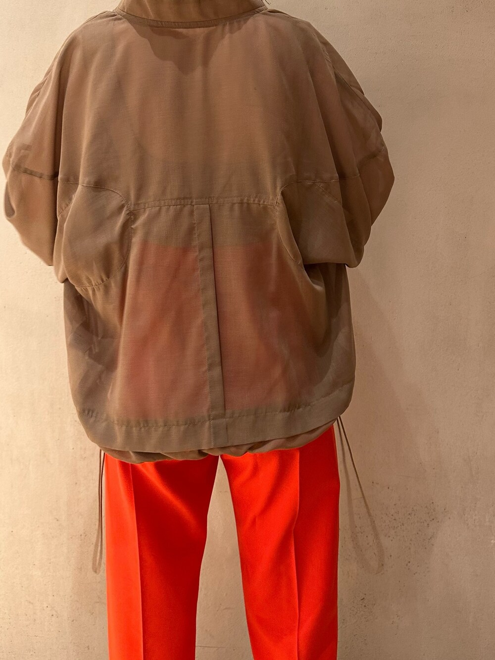 レッド系のその他パンツ、ベージュ系のタンクトップ、ブラウン系のブルゾンを着用したレディースの春コーディネートの7枚目の写真