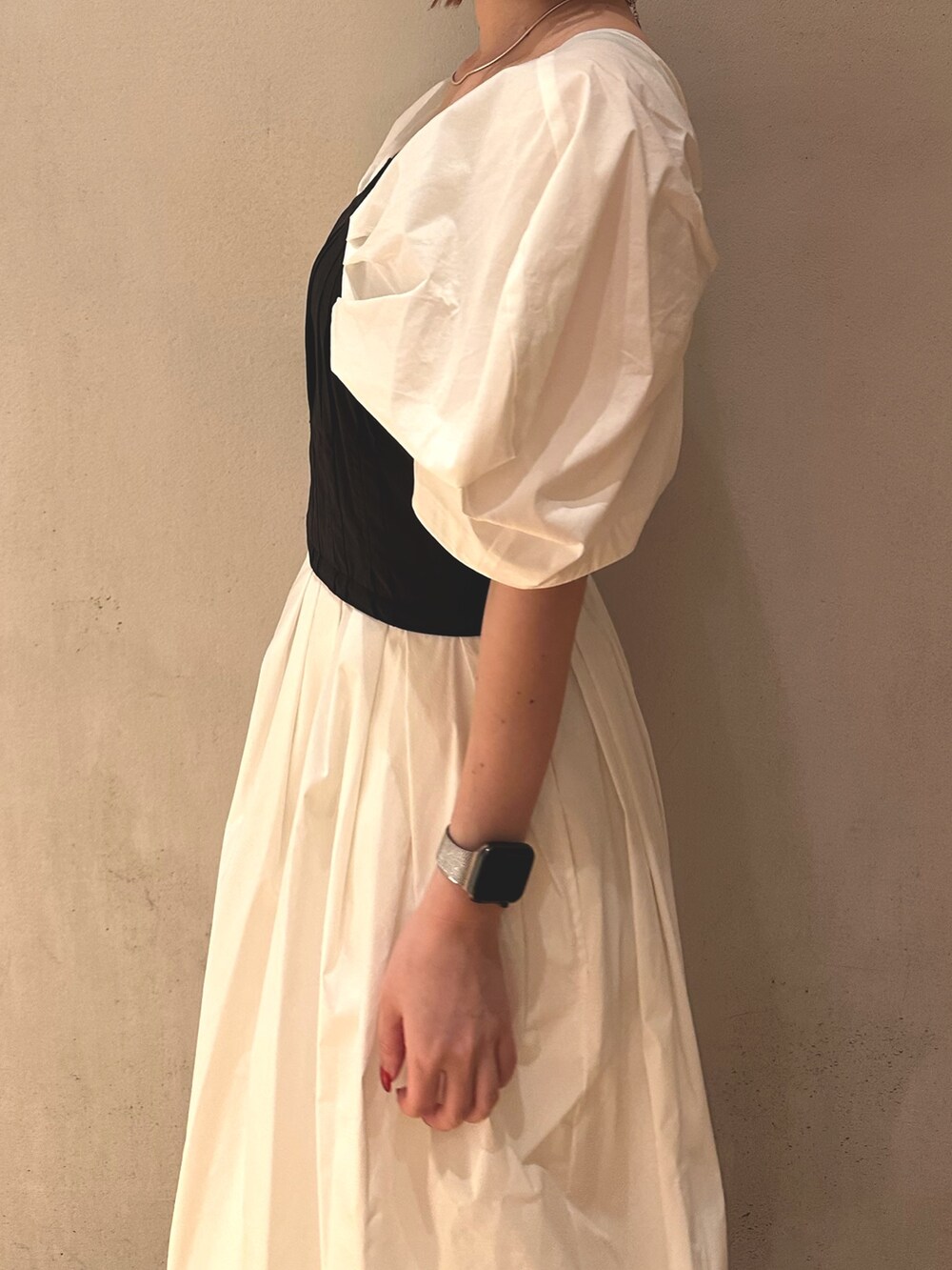 ブラック系のサンダル、ホワイト系のワンピース、ゴールド系のピアス（両耳用）を着用したレディースの夏コーディネートの5枚目の写真