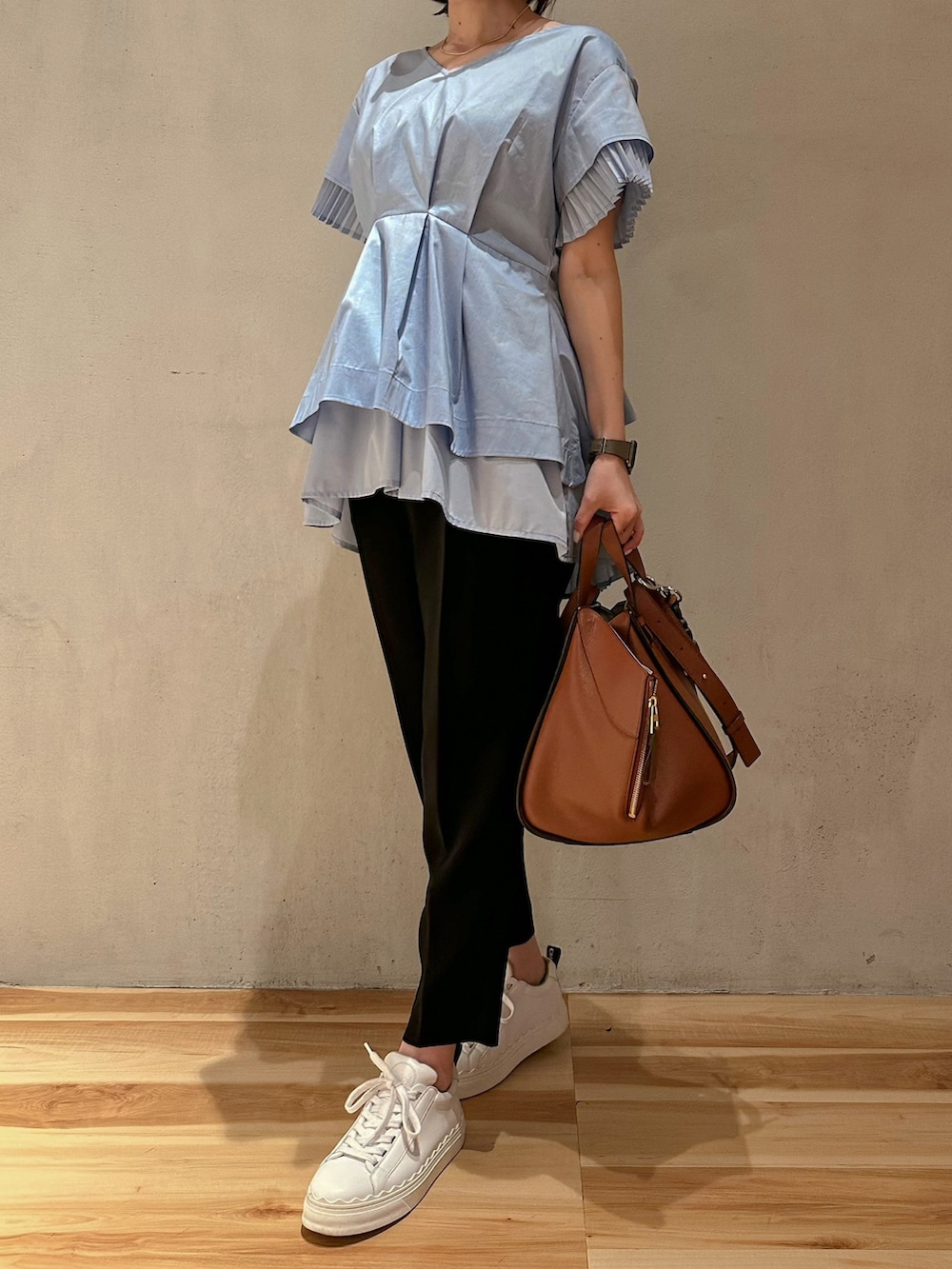 ブルー系のシャツ/ブラウス、ブラック系のその他パンツ、ホワイト系のスニーカーを着用したレディースの春コーディネートの2枚目の写真