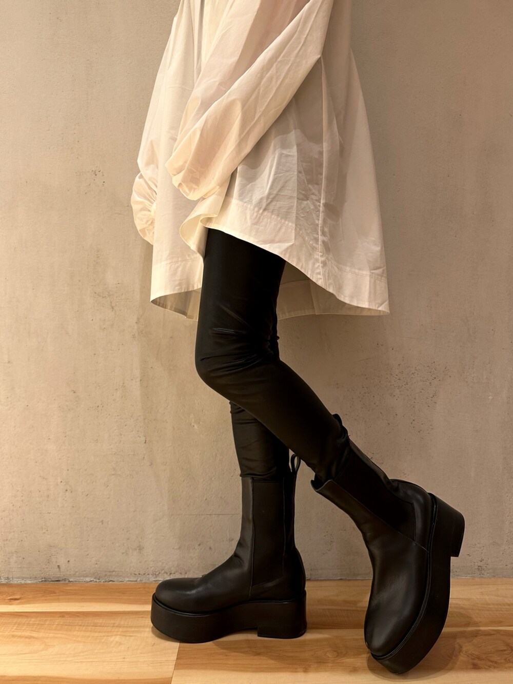 ブラック系のブーツ、ホワイト系のシャツ/ブラウス、グレー系のカーディガン/ボレロを着用したレディースの夏コーディネートの6枚目の写真