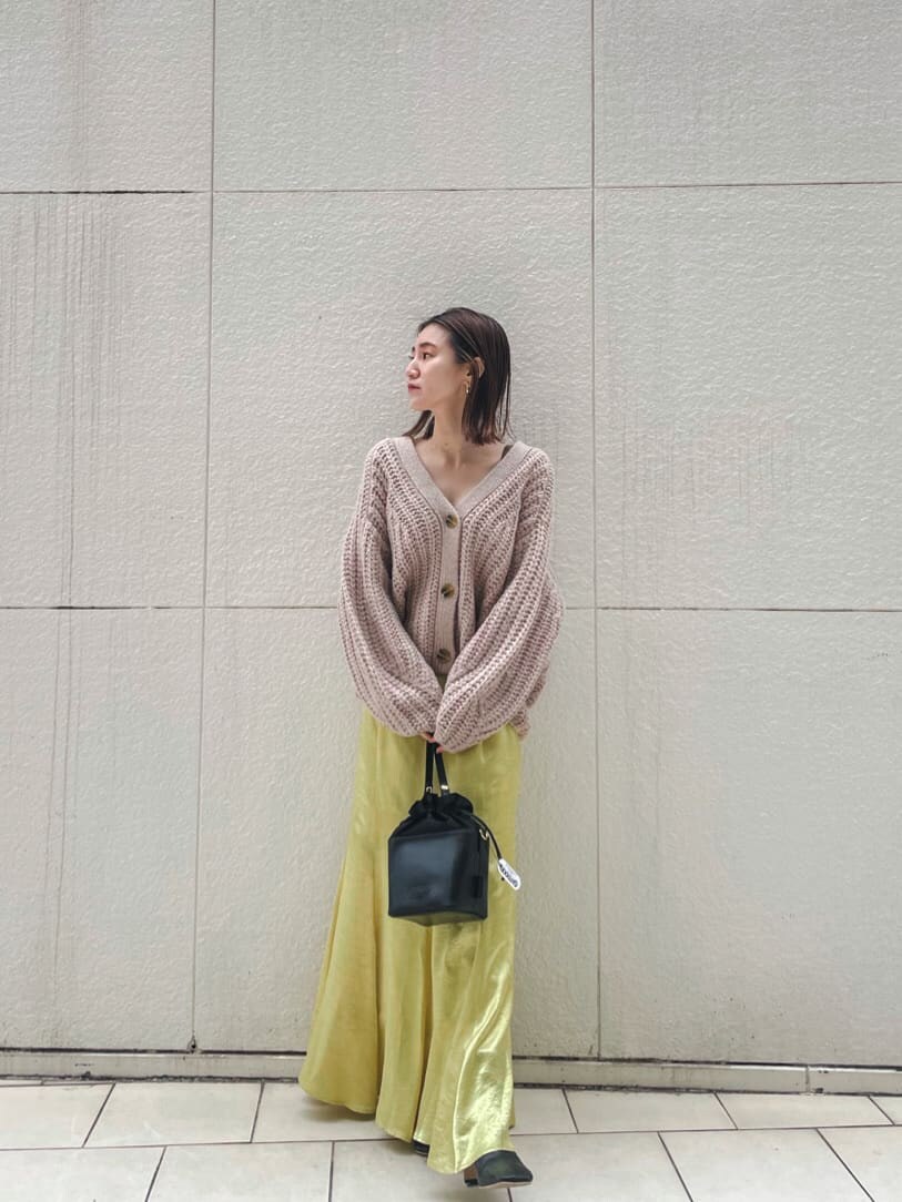 ブラック系のその他シューズ、ベージュ系のカーディガン/ボレロ、イエロー系のスカートを着用したレディースの冬コーディネートの4枚目の写真