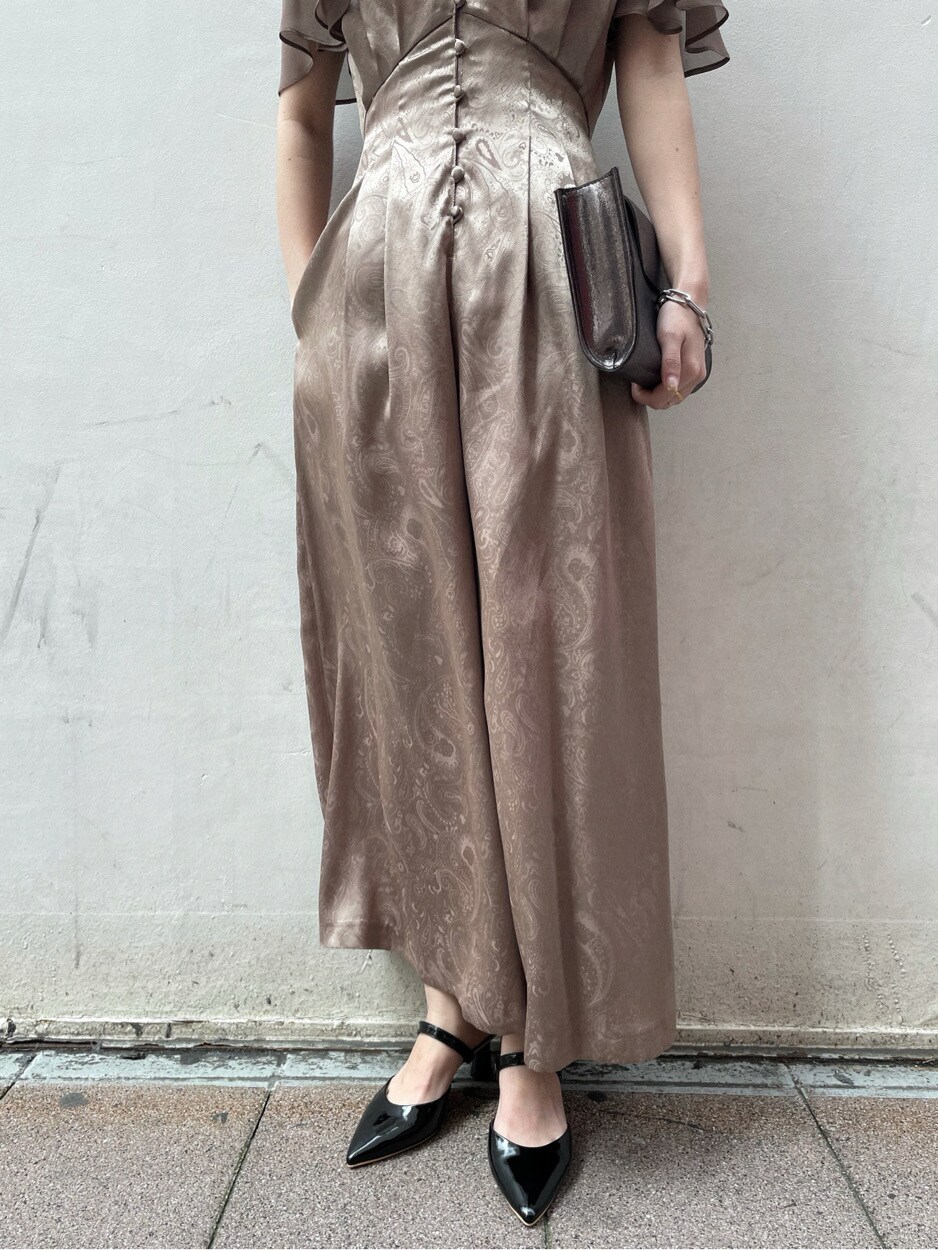 ベージュ系のパンツドレス、その他のハンドバッグ、ベージュ系のテーラードジャケットを着用したレディースの春コーディネートの5枚目の写真