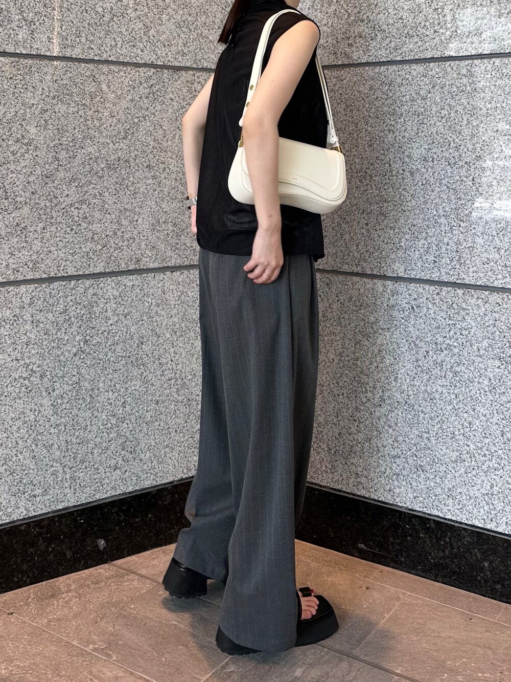 グレー系のその他パンツ、ブラック系のシャツ/ブラウス、ブラック系のサンダルを着用したレディースの夏コーディネートの4枚目の写真