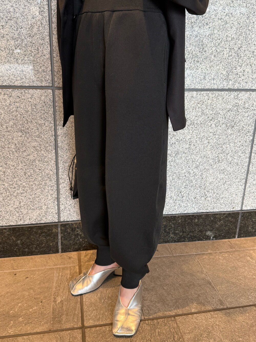 ブラック系のテーラードジャケット、ブラック系のその他パンツ、ブラック系のショルダーバッグを着用したレディースの冬コーディネートの7枚目の写真