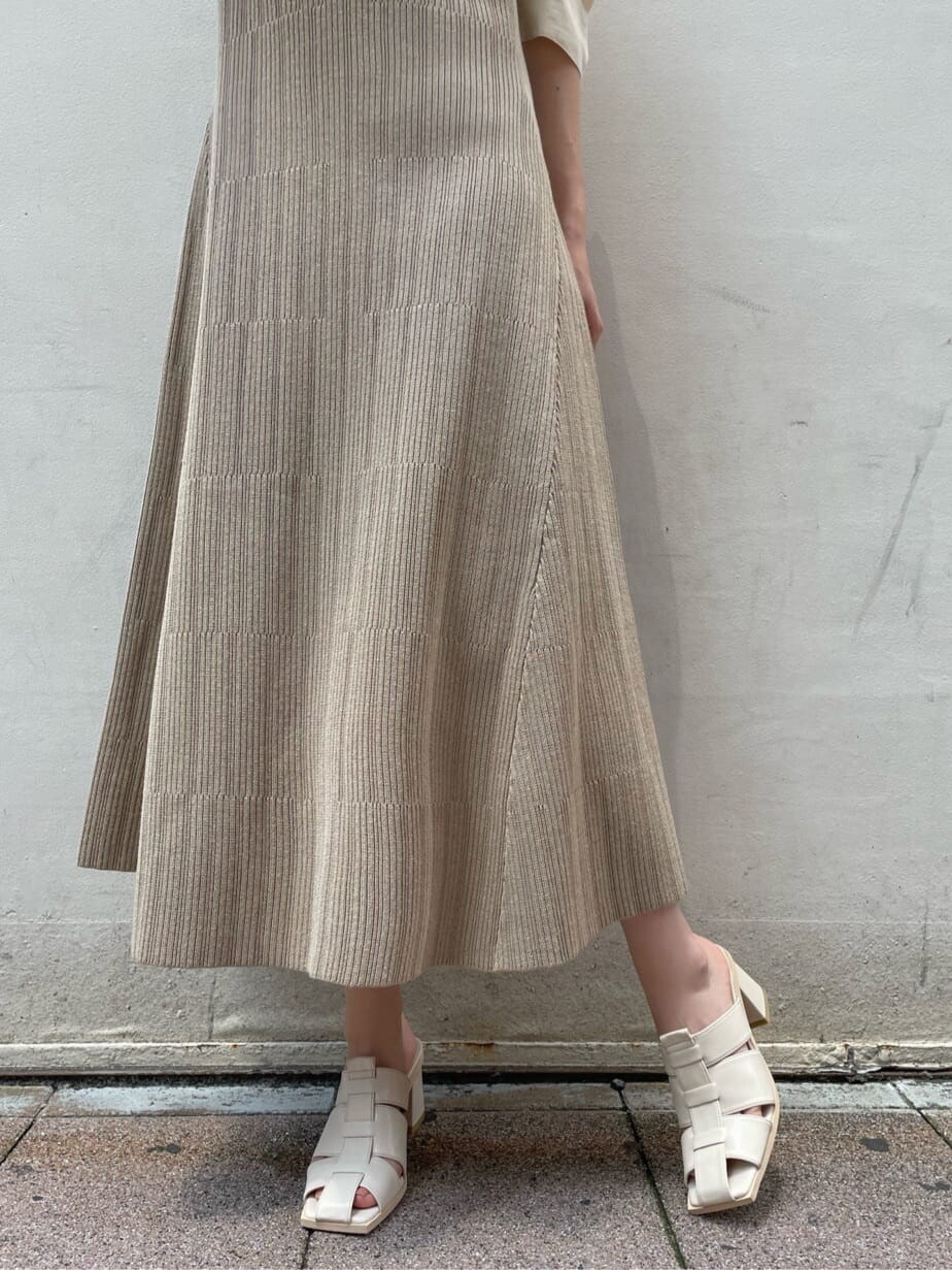 ホワイト系のサンダル、ベージュ系のワンピースを着用したレディースの夏コーディネートの6枚目の写真