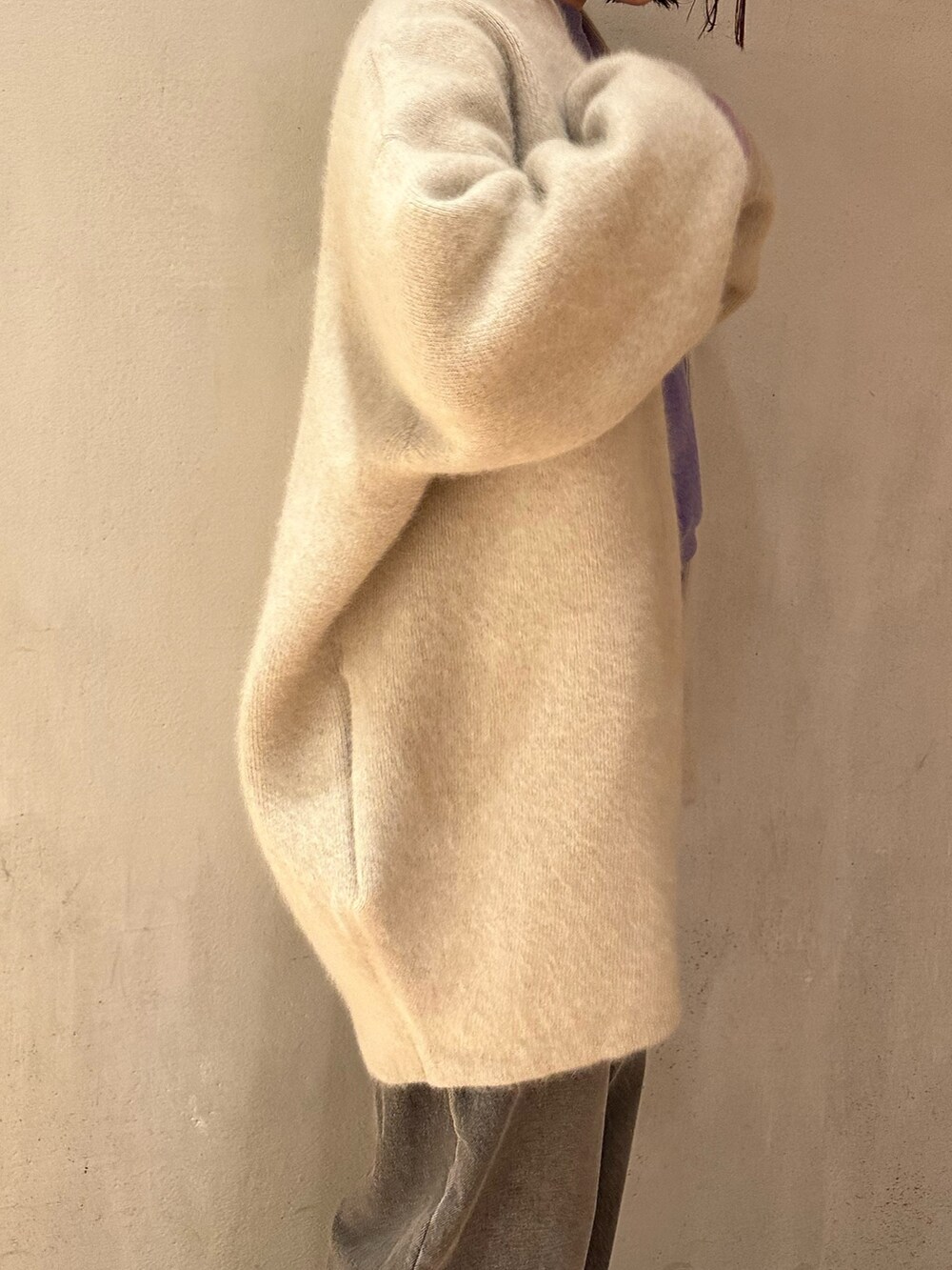 グレー系のデニムパンツ、ブラック系のパンプス、ホワイト系のノーカラージャケットを着用したレディースの夏コーディネートの7枚目の写真