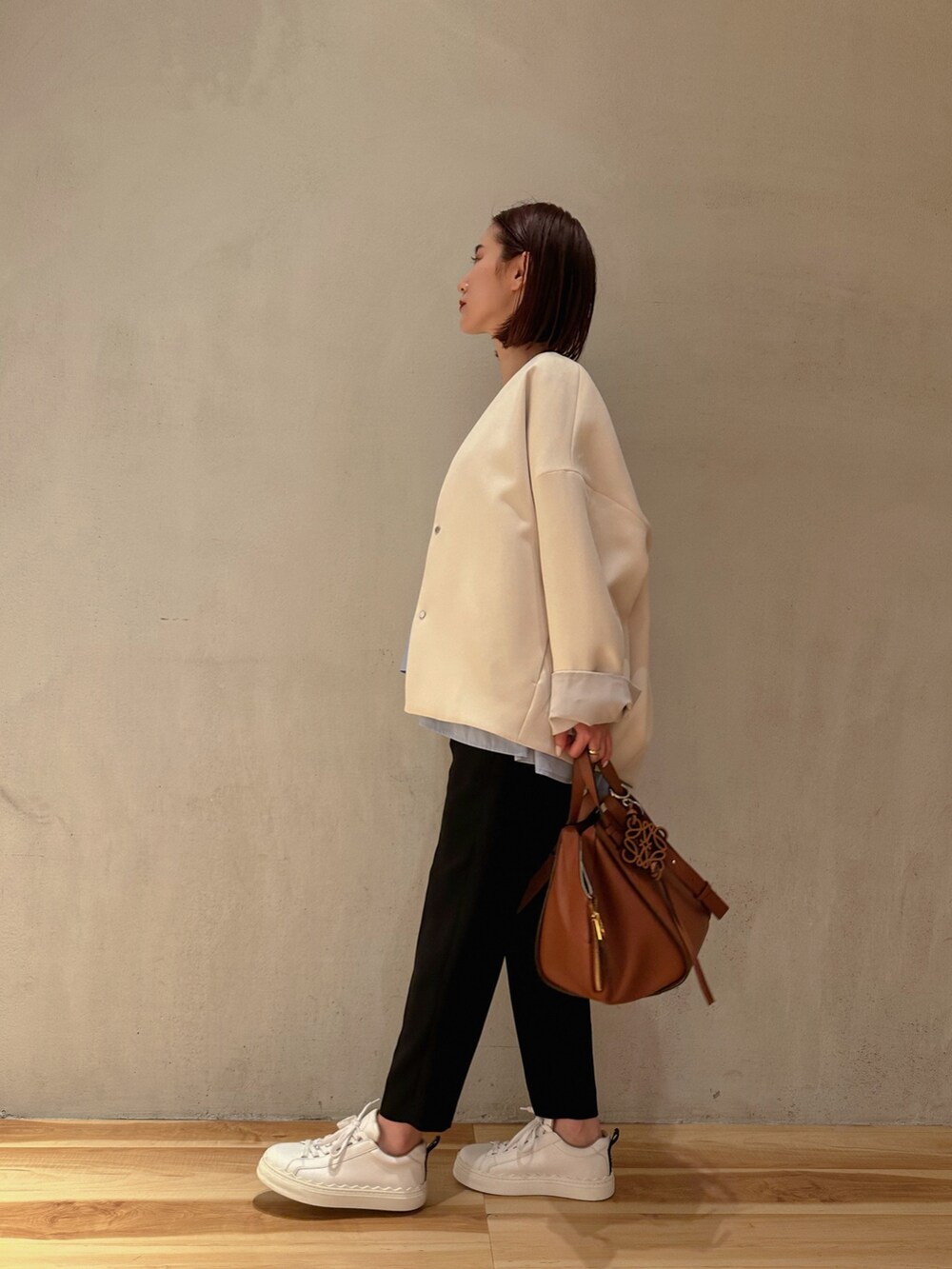 ブルー系のシャツ/ブラウス、ブラック系のその他パンツ、ホワイト系のスニーカーを着用したレディースの春コーディネートの7枚目の写真