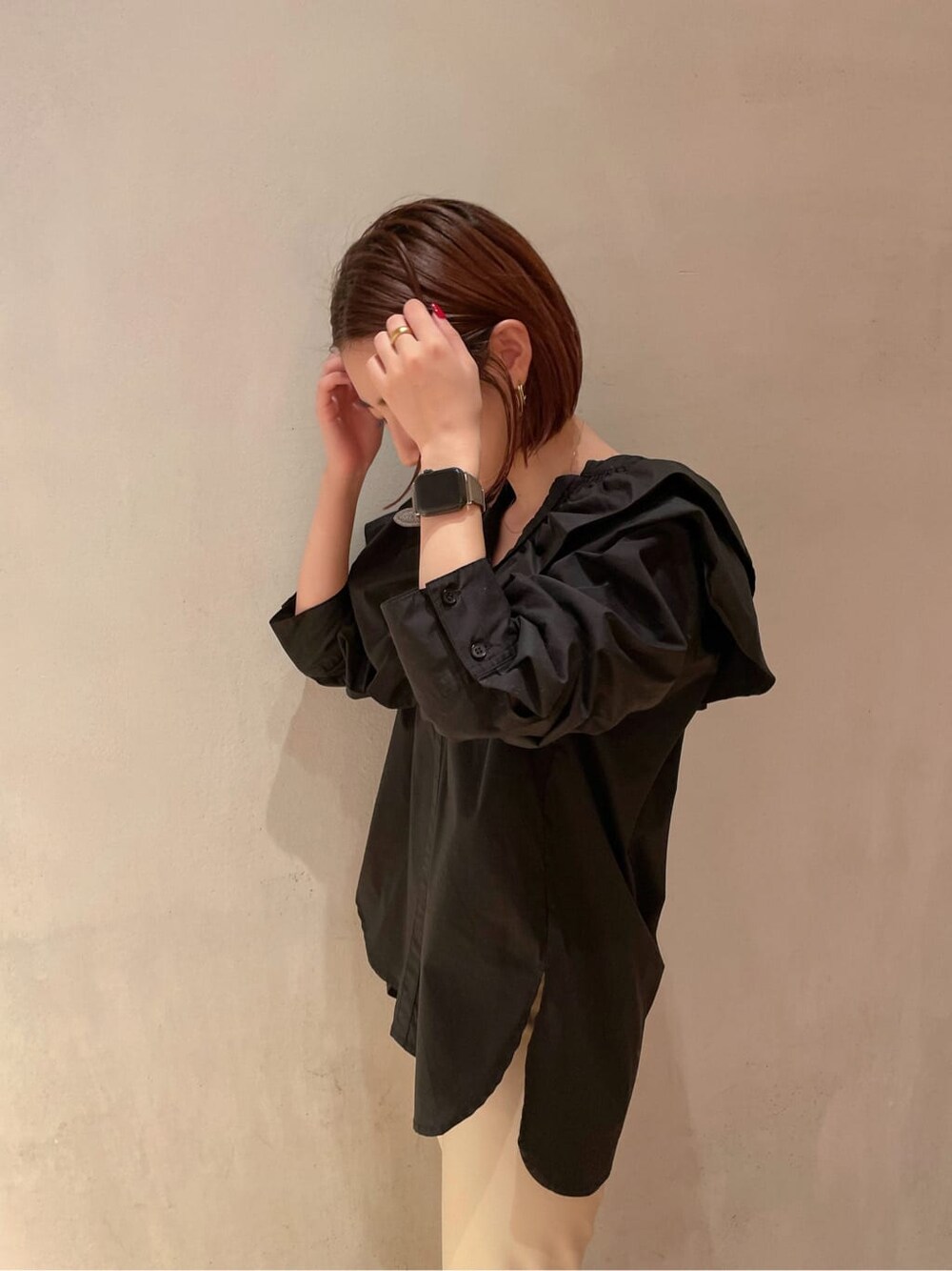 ベージュ系のその他パンツ、ピンク系のカーディガン/ボレロ、ブルー系のスニーカーを着用したレディースの秋コーディネートの5枚目の写真