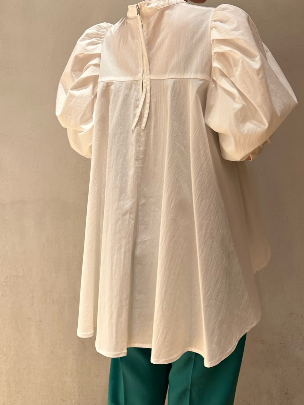 ブラック系のカーディガン/ボレロ、ホワイト系のシャツ/ブラウス、グリーン系のその他パンツを着用したレディースの冬コーディネートの3枚目の写真