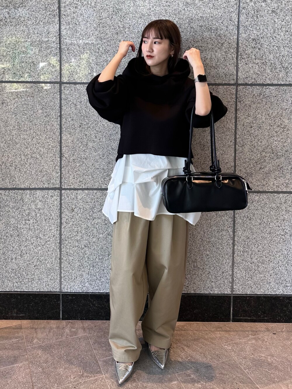 ベージュ系のその他パンツ、ブラック系のボストンバッグ、ブラック系のパーカーを着用したレディースの秋コーディネートの3枚目の写真