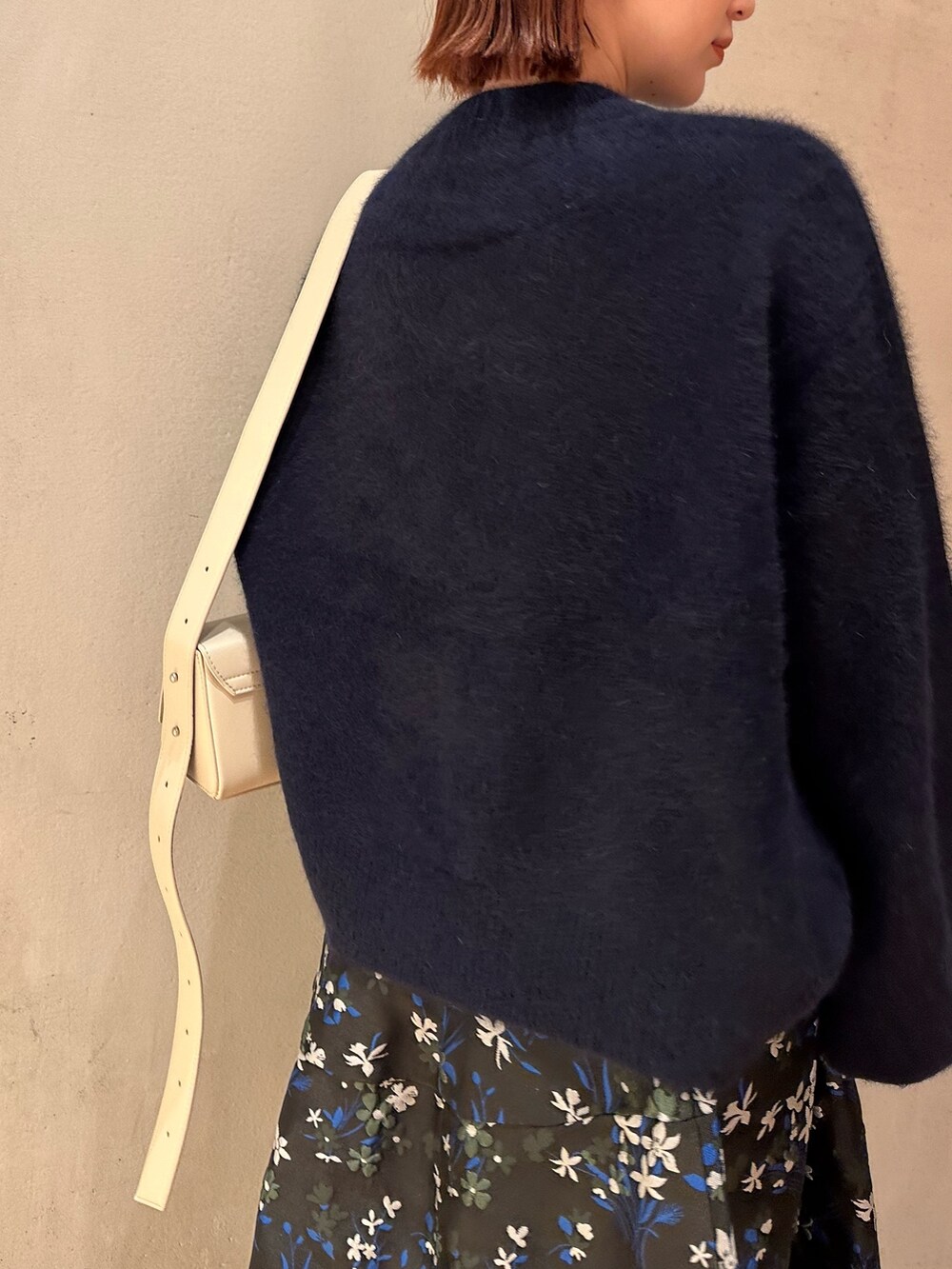 その他のスカート、ブルー系のニット/セーター、ブラック系のブーツを着用したレディースの秋コーディネートの6枚目の写真