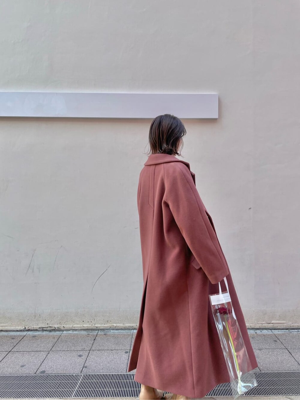 ベージュ系のその他シューズ、ホワイト系のスカート、ピンク系のその他アウターを着用したレディースの冬コーディネートの6枚目の写真