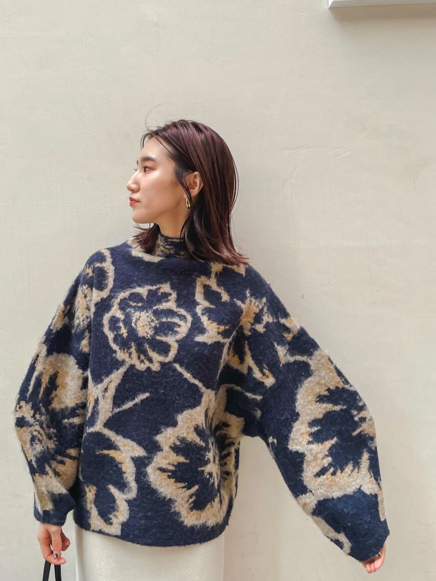 ブラック系のブーツ、グレー系のスカート、ブルー系のニット/セーターを着用したレディースの秋コーディネートの3枚目の写真