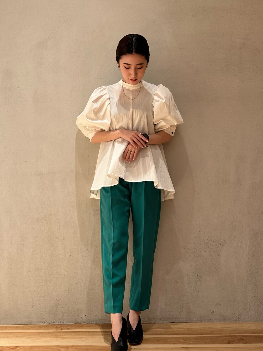 ブラック系のカーディガン/ボレロ、ホワイト系のシャツ/ブラウス、グリーン系のその他パンツを着用したレディースの冬コーディネートの5枚目の写真