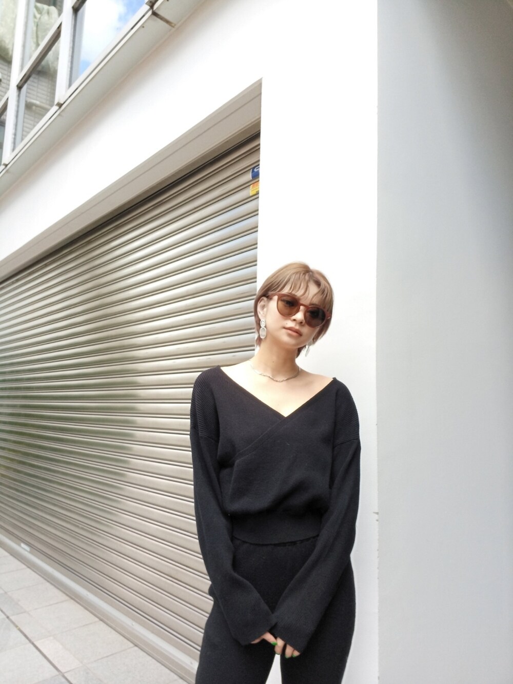 ブラック系のその他パンツ、ブラック系のパンプス、ブラック系のニット/セーターを着用したレディースの秋コーディネートの6枚目の写真