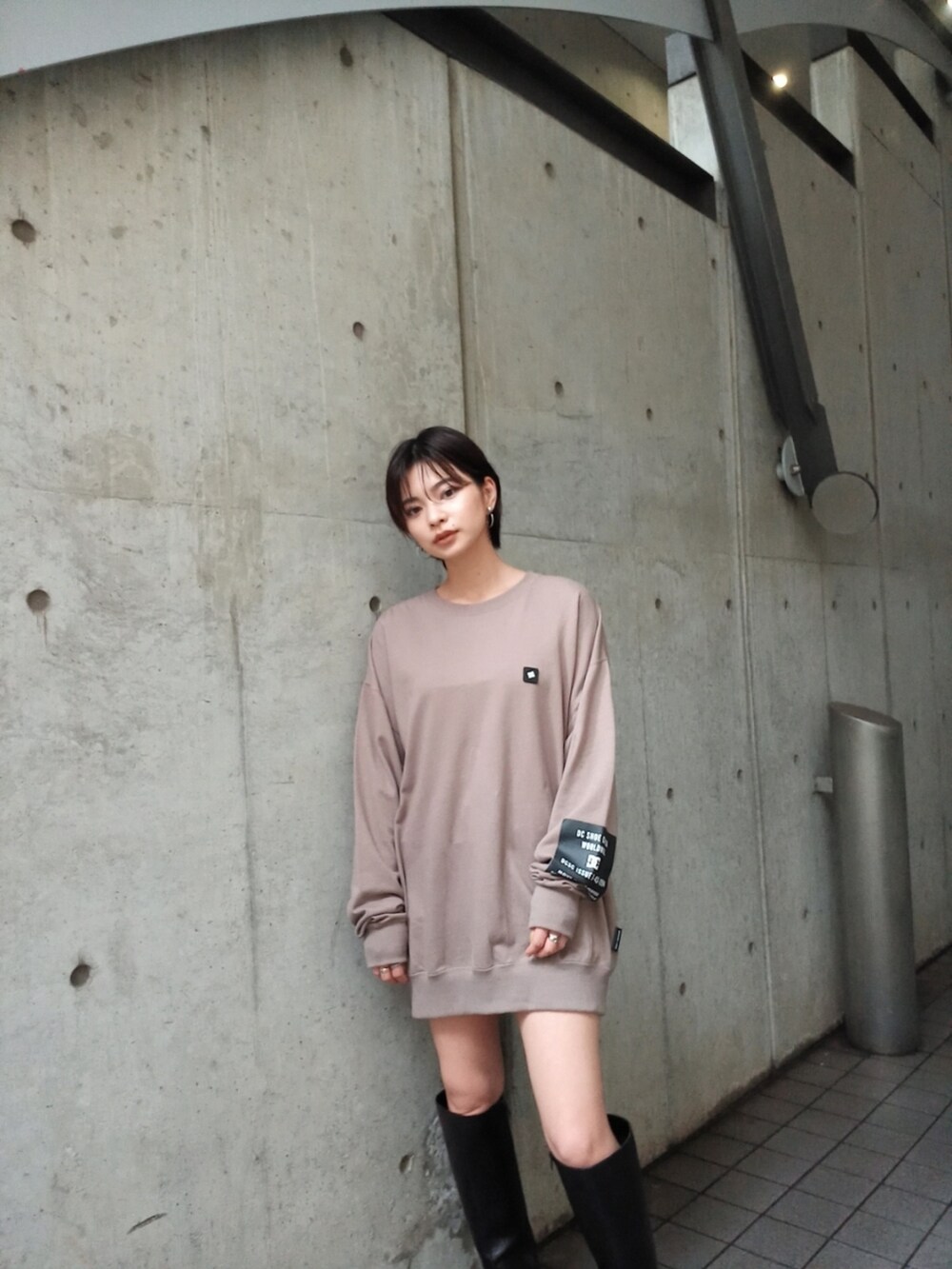 ベージュ系のスウェットを着用したレディースの秋コーディネートの2枚目の写真