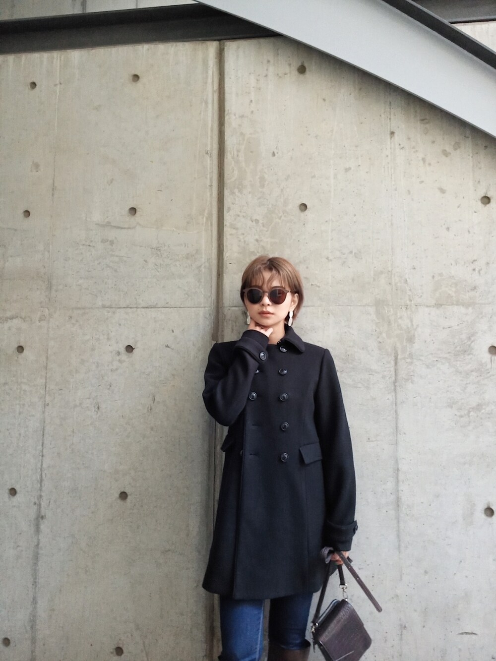 ブラウン系のブーツ、ブラウン系のショルダーバッグを着用したレディースの秋コーディネートの3枚目の写真