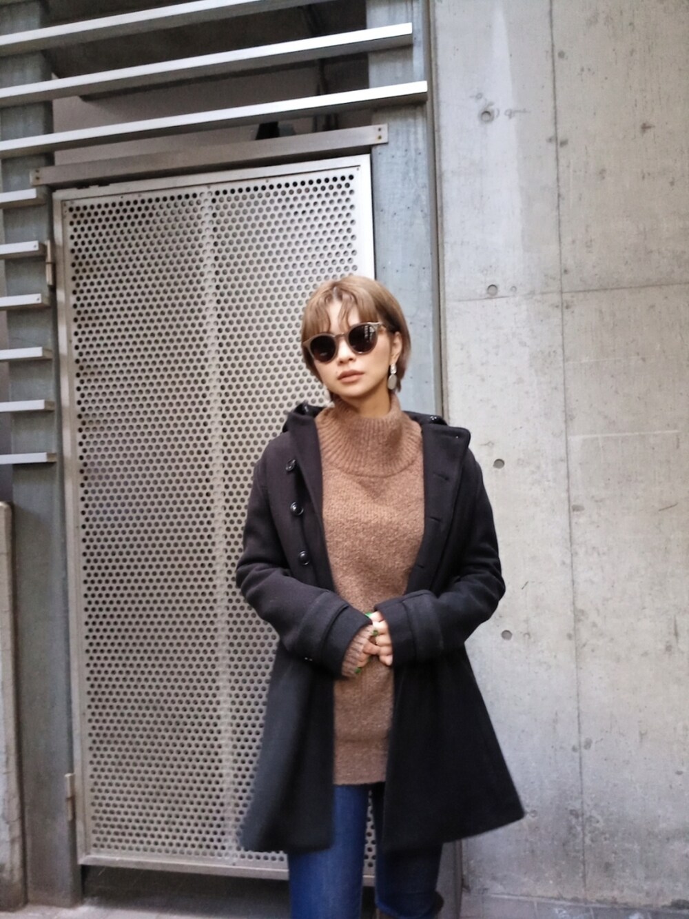 ブラウン系のブーツ、ブラウン系のショルダーバッグを着用したレディースの秋コーディネートの5枚目の写真