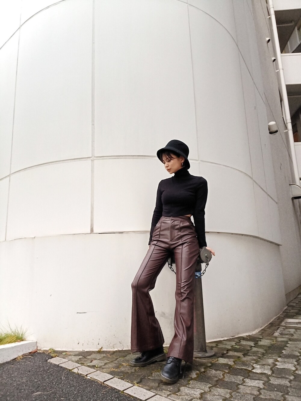 ブラック系のその他パンツを着用したレディースの秋コーディネートの3枚目の写真