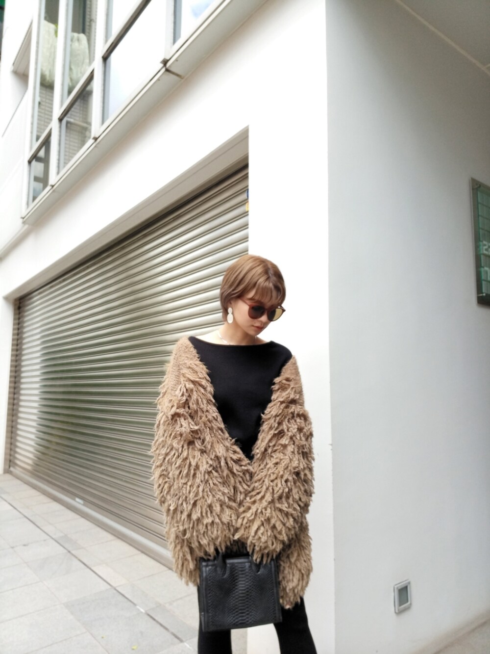 ブラック系のその他パンツ、ブラック系のパンプス、ブラック系のニット/セーターを着用したレディースの秋コーディネートの2枚目の写真