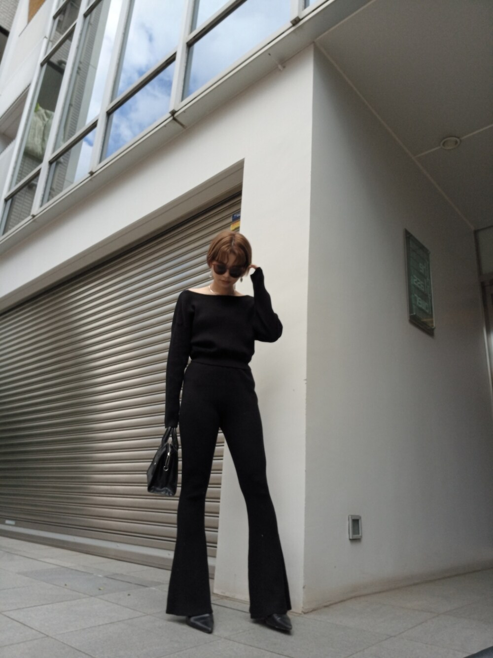 ブラック系のその他パンツ、ブラック系のパンプス、ブラック系のニット/セーターを着用したレディースの秋コーディネートの5枚目の写真