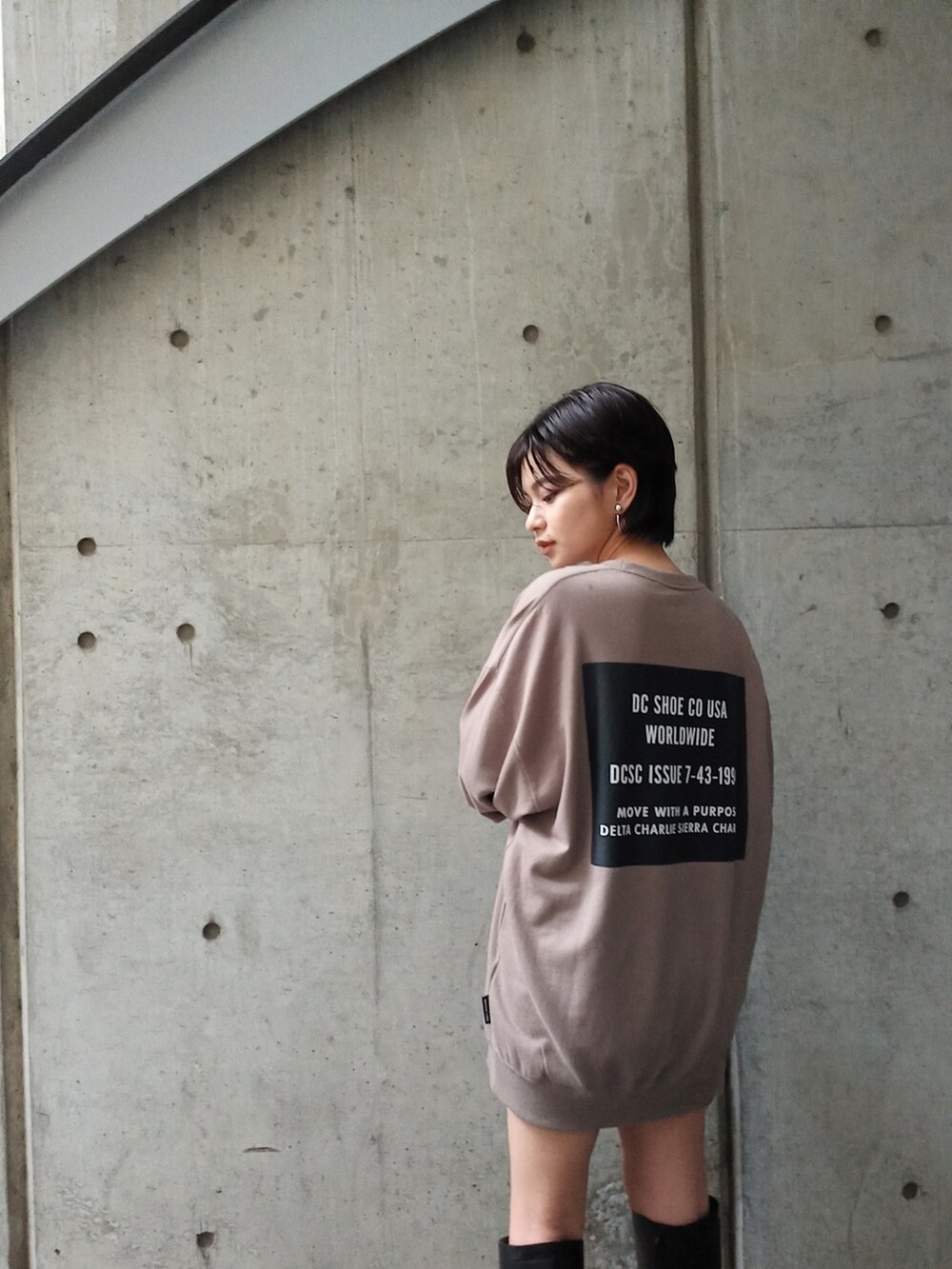 ベージュ系のスウェットを着用したレディースの秋コーディネートの3枚目の写真