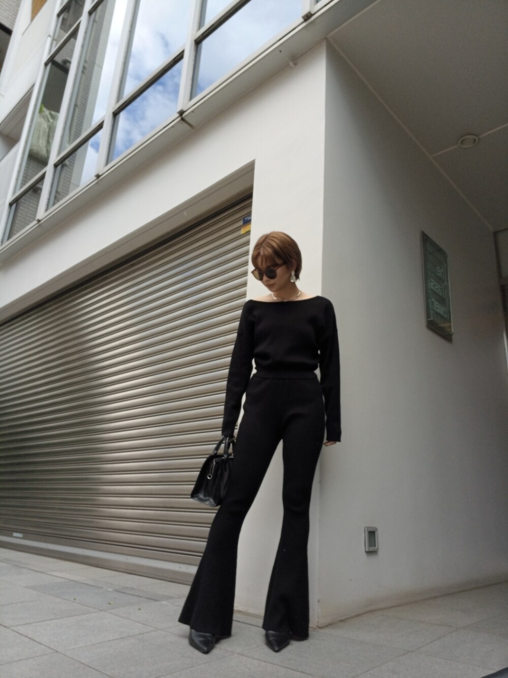 ブラック系のその他パンツ、ブラック系のパンプス、ブラック系のニット/セーターを着用したレディースの秋コーディネートの4枚目の写真