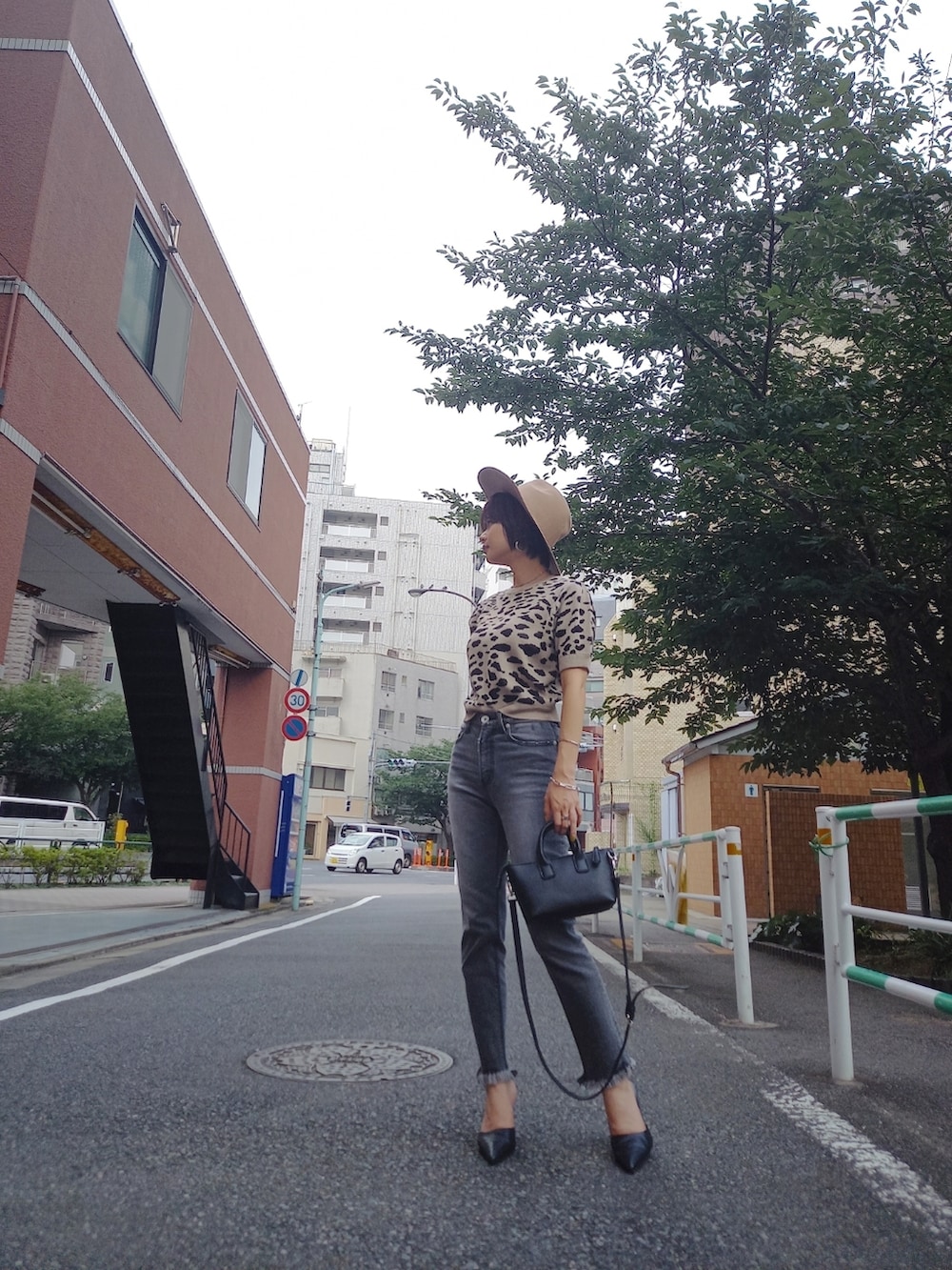 ブラック系のパンプス、ベージュ系のハットを着用したレディースの夏コーディネートの3枚目の写真