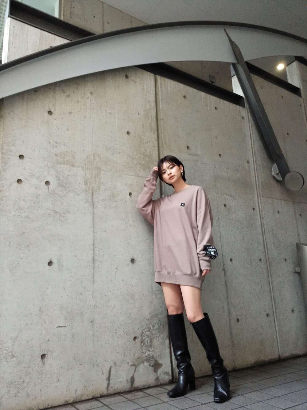 ベージュ系のスウェットを着用したレディースの秋コーディネートの4枚目の写真