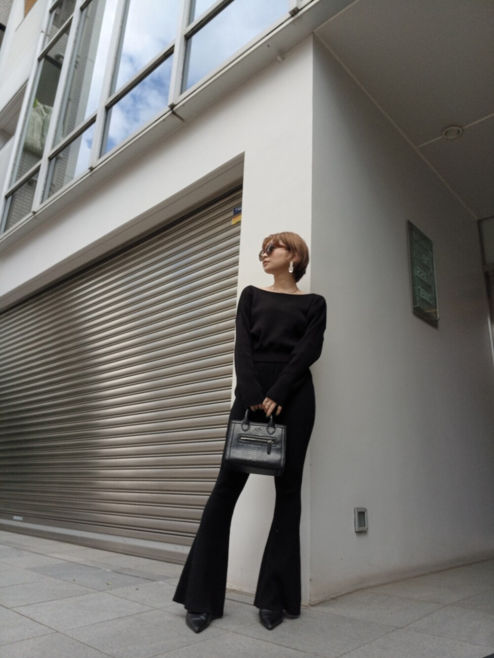 ブラック系のその他パンツ、ブラック系のパンプス、ブラック系のニット/セーターを着用したレディースの秋コーディネートの3枚目の写真