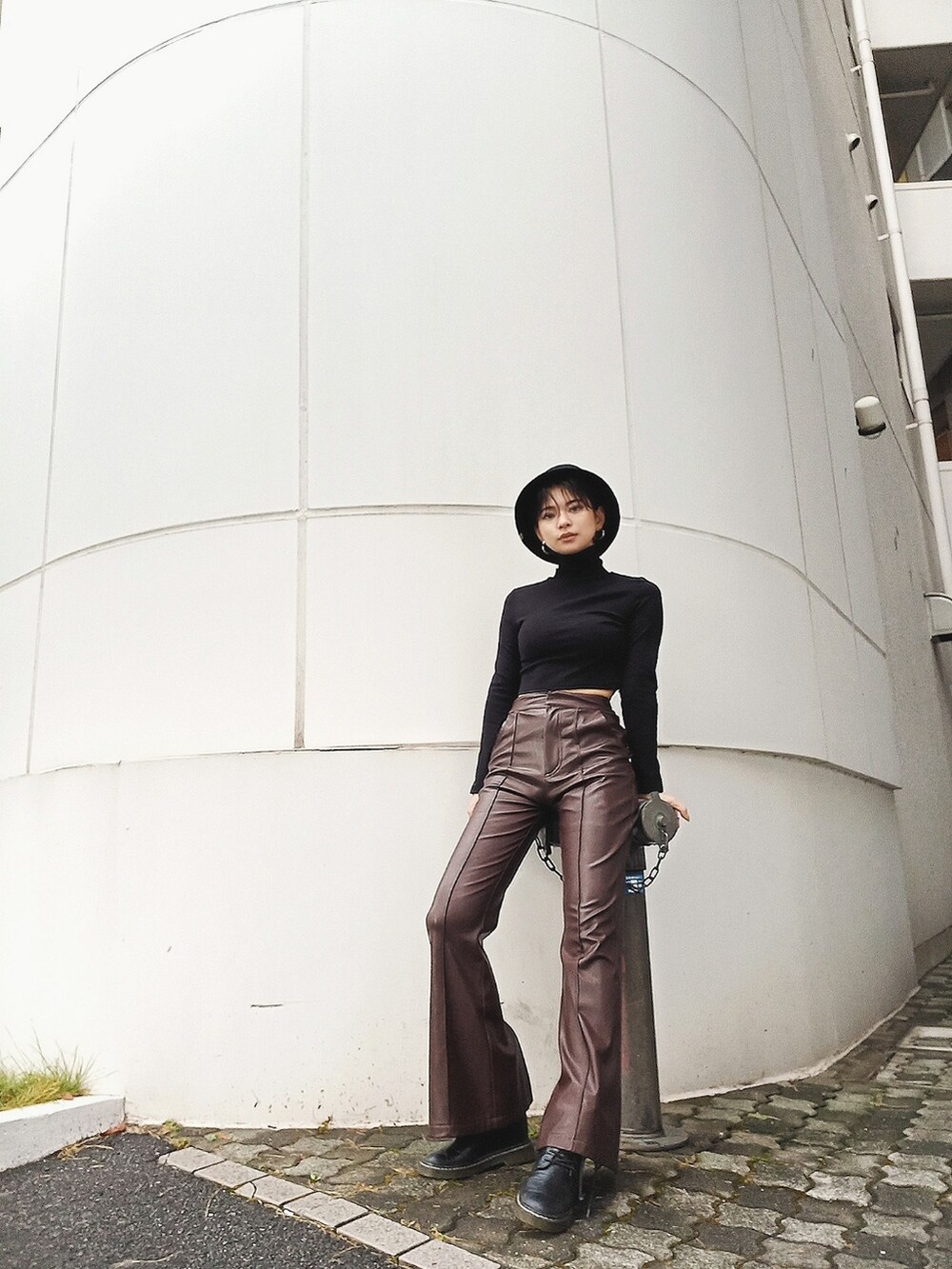 ブラック系のその他パンツを着用したレディースの秋コーディネートの4枚目の写真