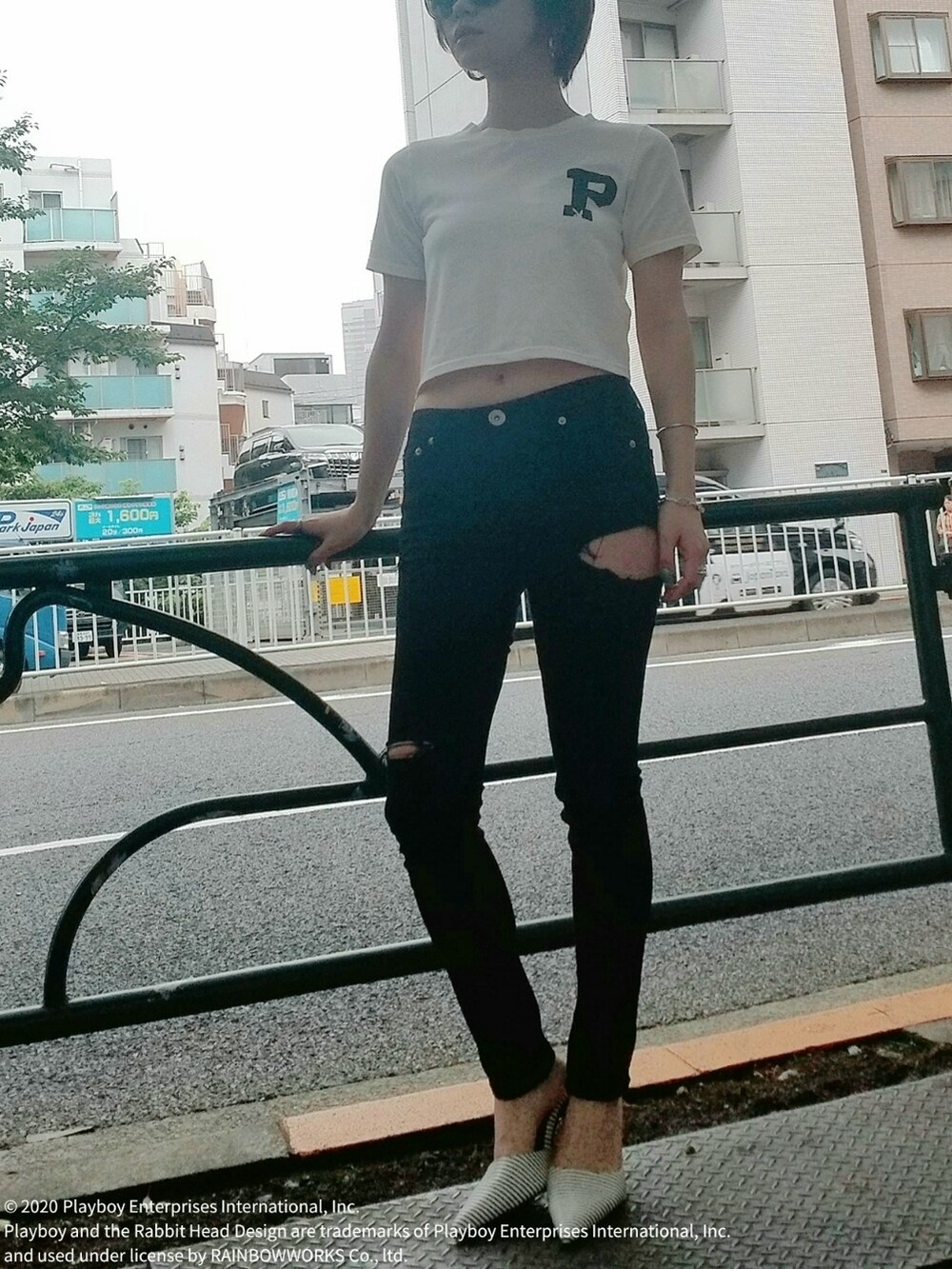 その他のパンプス、ブラック系のその他パンツを着用したレディースの夏コーディネートの3枚目の写真