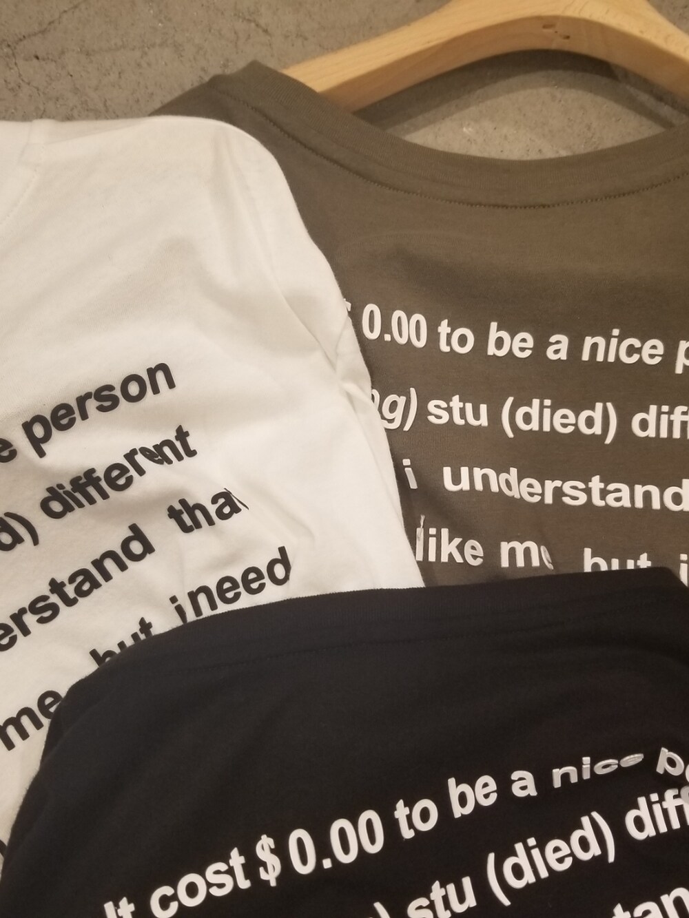 ベージュ系のTシャツ/カットソーを着用したレディースの夏コーディネートの4枚目の写真