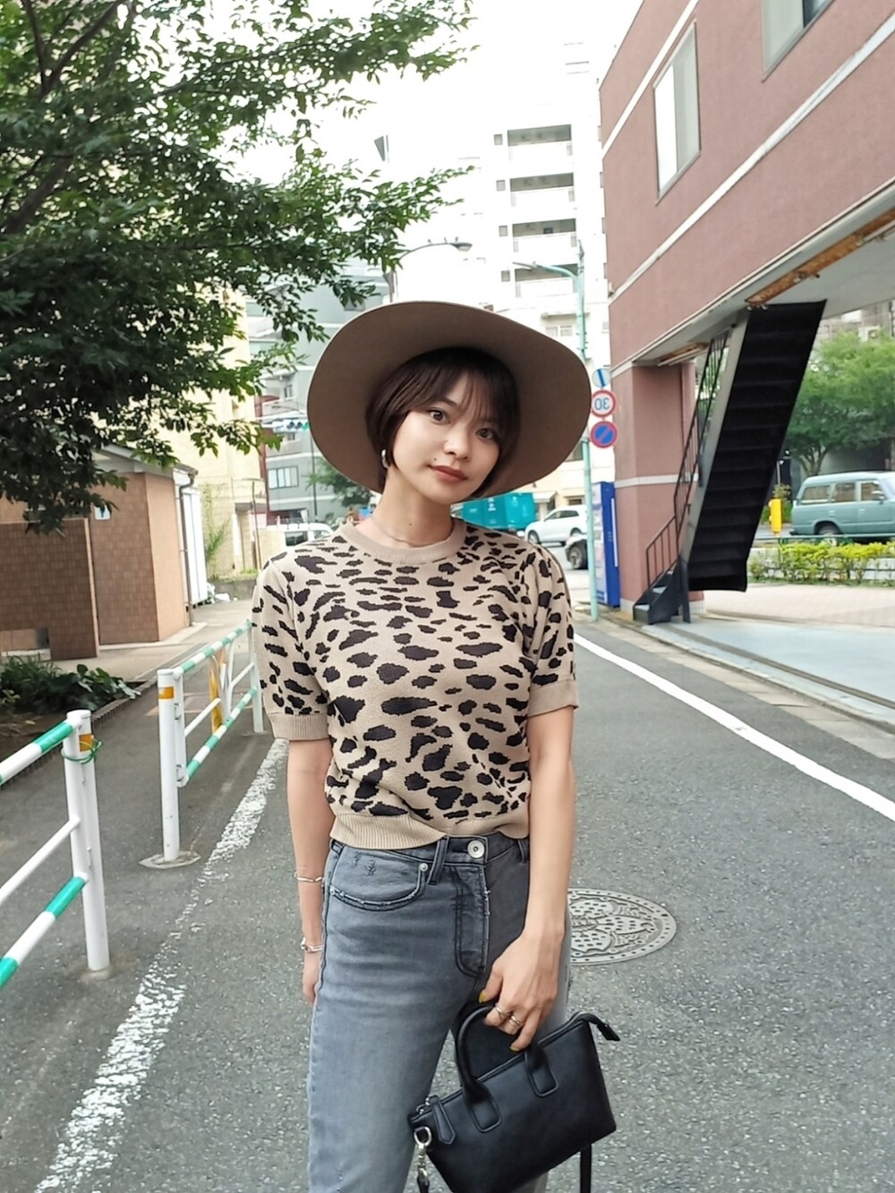 ブラック系のパンプス、ベージュ系のハットを着用したレディースの夏コーディネートの4枚目の写真