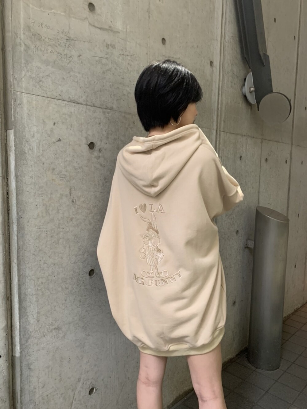 ベージュ系のパーカーを着用したレディースの夏コーディネートの3枚目の写真