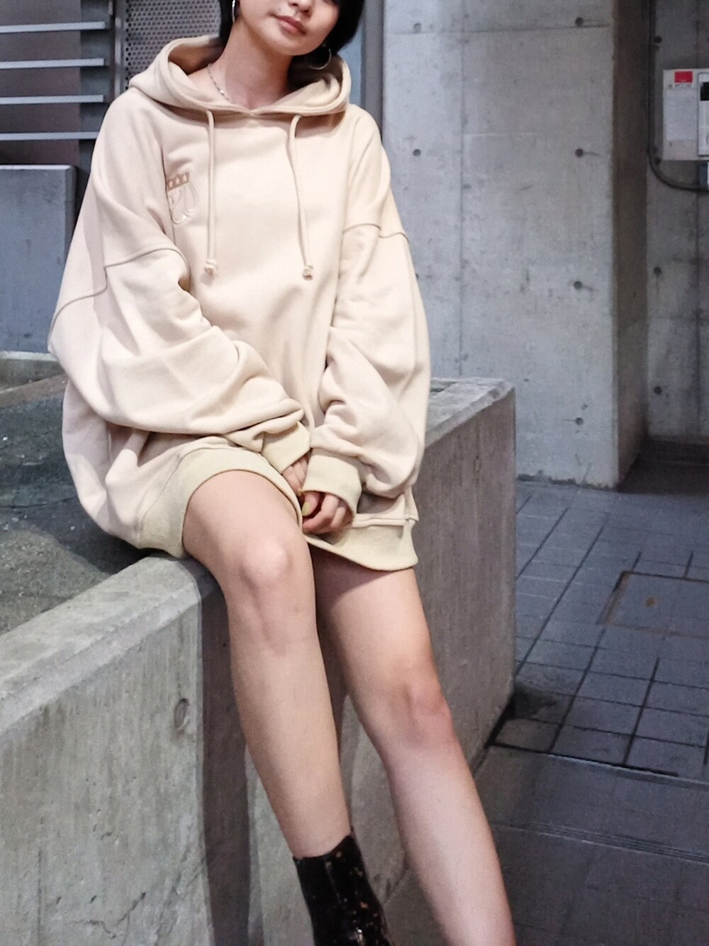 ベージュ系のパーカーを着用したレディースの夏コーディネートの5枚目の写真