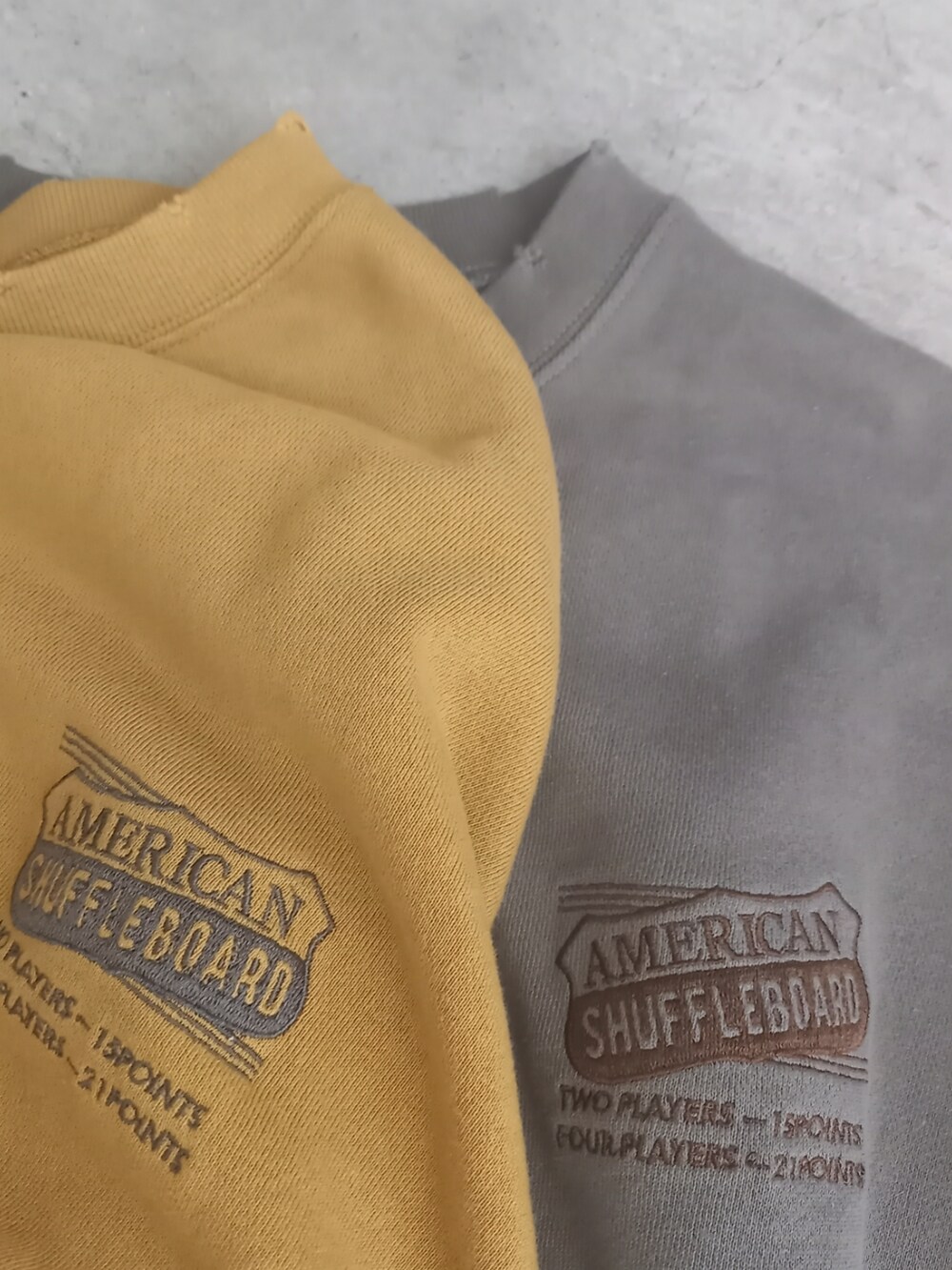 イエロー系のスウェット、ベージュ系のスウェットを着用したレディースの夏コーディネートの2枚目の写真