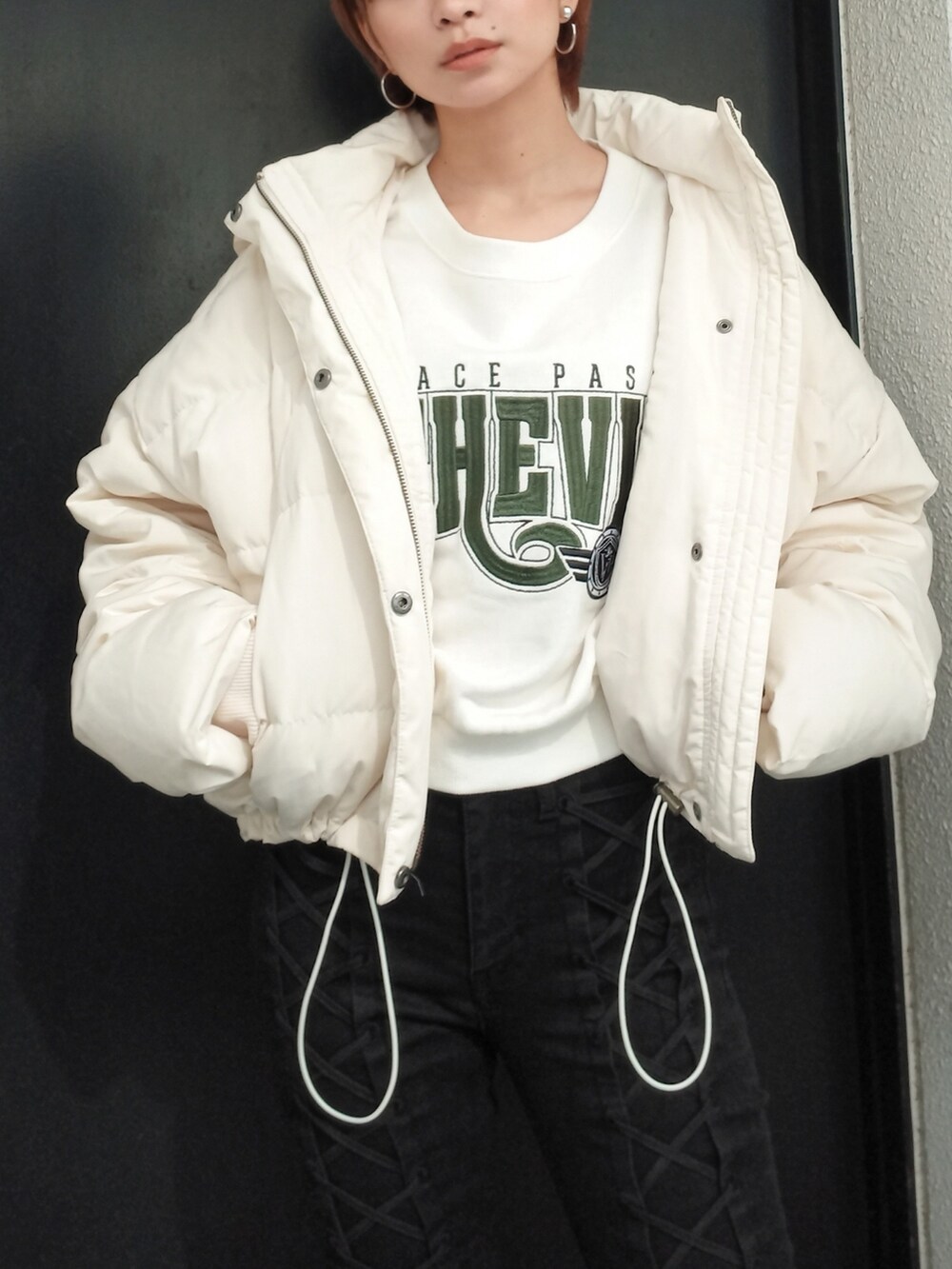 ブラック系のその他パンツ、ブラック系のパンプス、ホワイト系のスウェットを着用したレディースの秋コーディネートの5枚目の写真